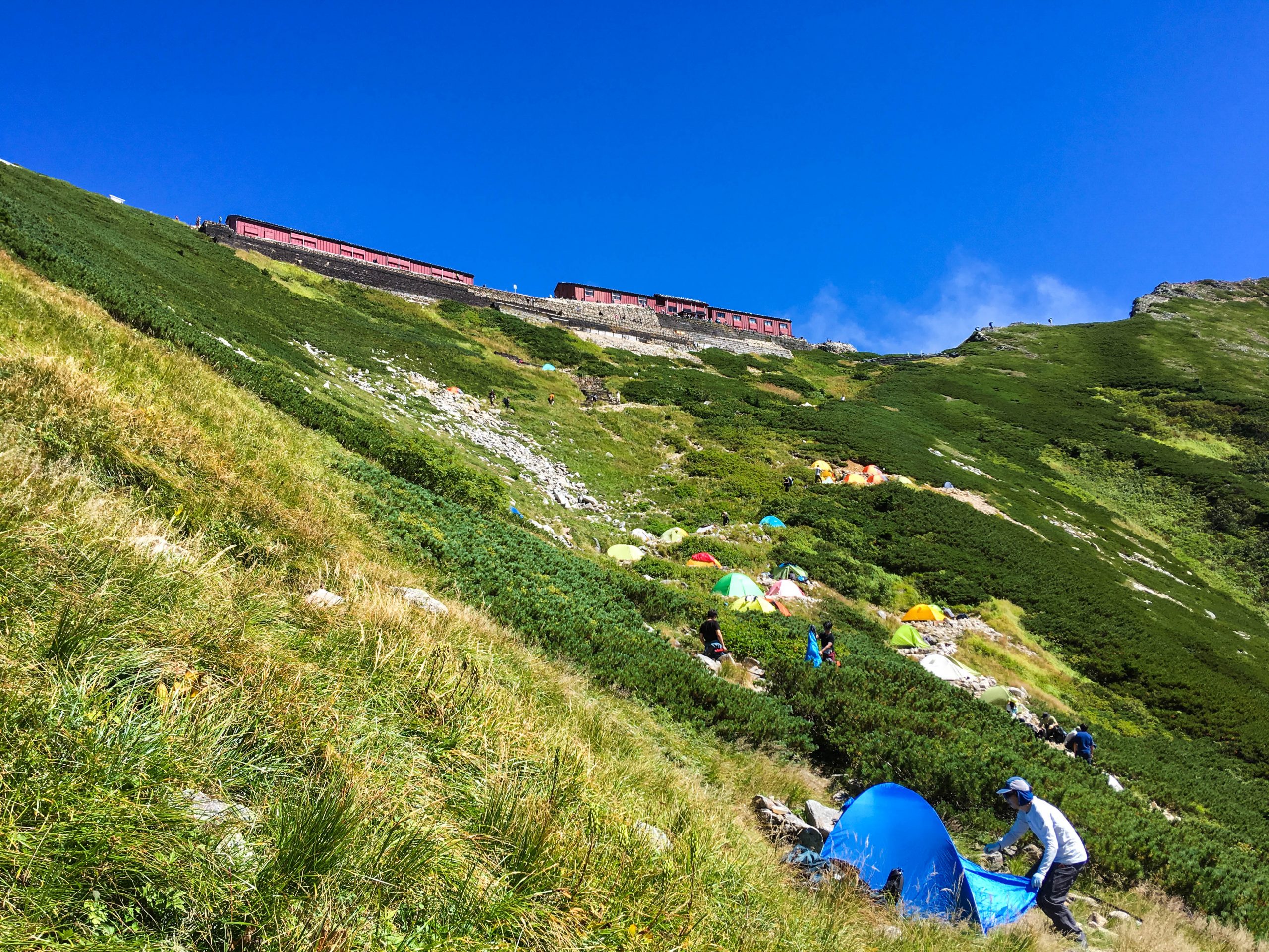 View of the Karamatsu-dake mountain hut from the campground below